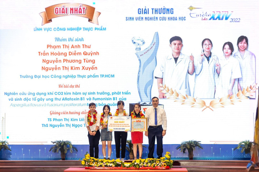 Nhóm sinh viên HUFI nhận giải Nhất tại lễ tổng kết trao giải Euréka lần thứ 24 năm 2022 Nhóm sinh viên HUFI nhận giải Nhất tại lễ tổng kết trao giải Euréka lần thứ 24 năm 2022