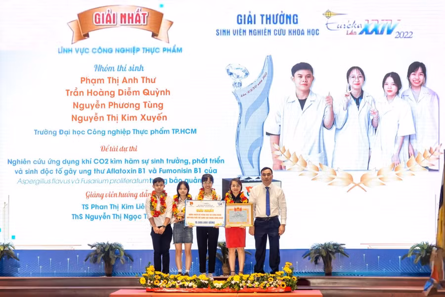 Nhóm sinh viên HUFI nhận giải Nhất tại lễ tổng kết trao giải Euréka lần thứ 24 năm 2022