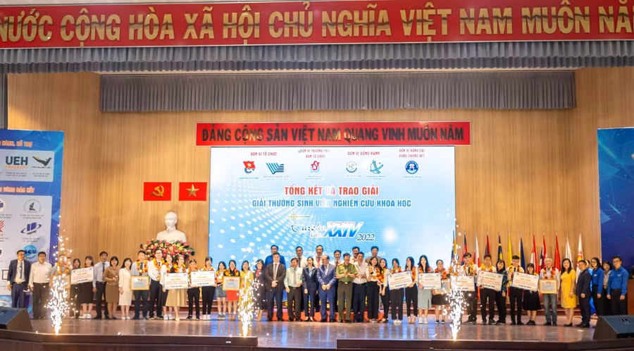 Ban tổ chức trao giải cho các nhóm sinh viên của HUFI.