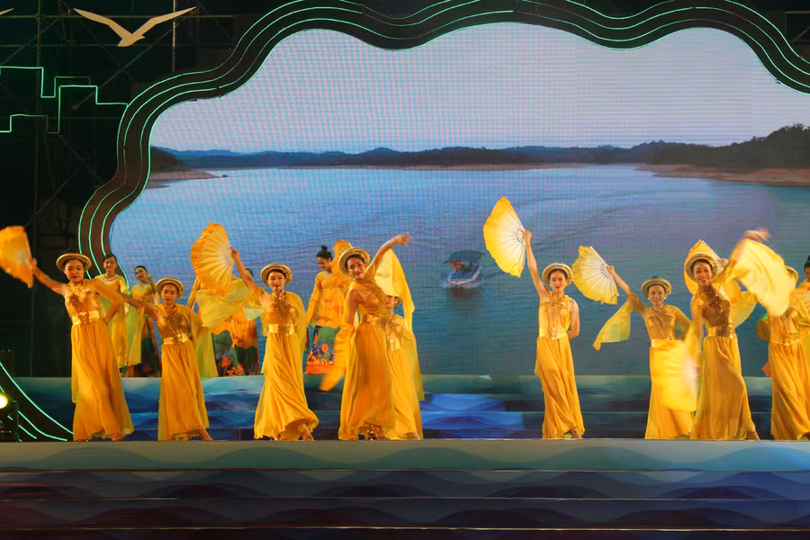 Chương trình văn nghệ đặc sắc đêm khai mạc. Ảnh: LT.