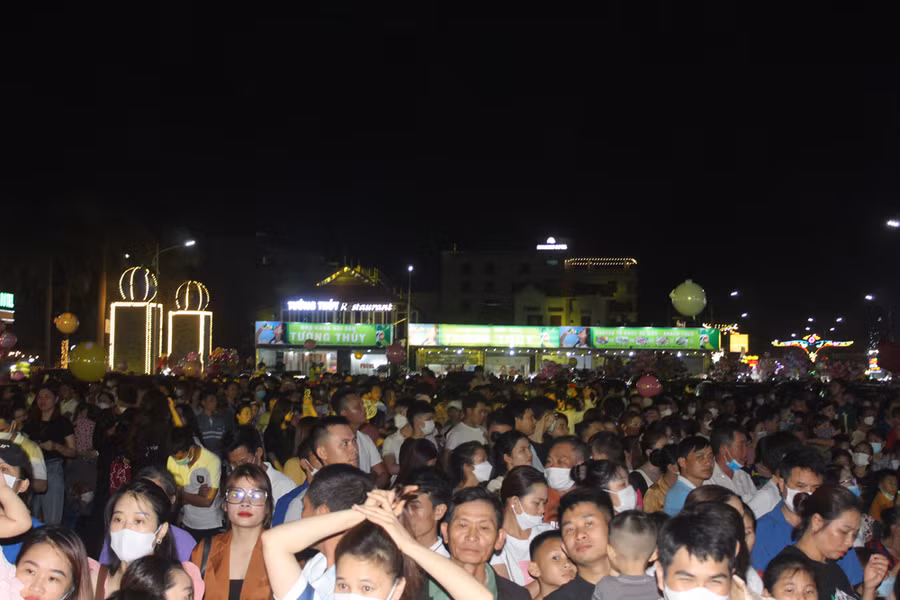 Hàng nghìn người nô nức xem chương trình nghệ thuật đêm khai mạc. Ảnh: LT.