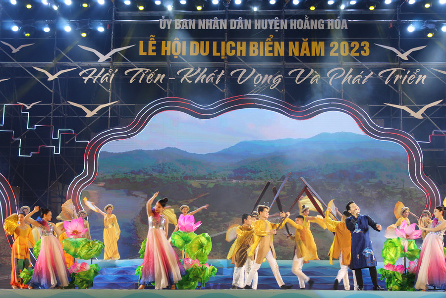 Chương trình nghệ thuật hội tụ nhiều ca sĩ nổi tiếng như Trọng Tấn, NSƯT Lương Huy, Minh Vương... Ảnh: LT. Chương trình nghệ thuật hội tụ nhiều ca sĩ nổi tiếng như Trọng Tấn, NSƯT Lương Huy, Minh Vương... Ảnh: LT.