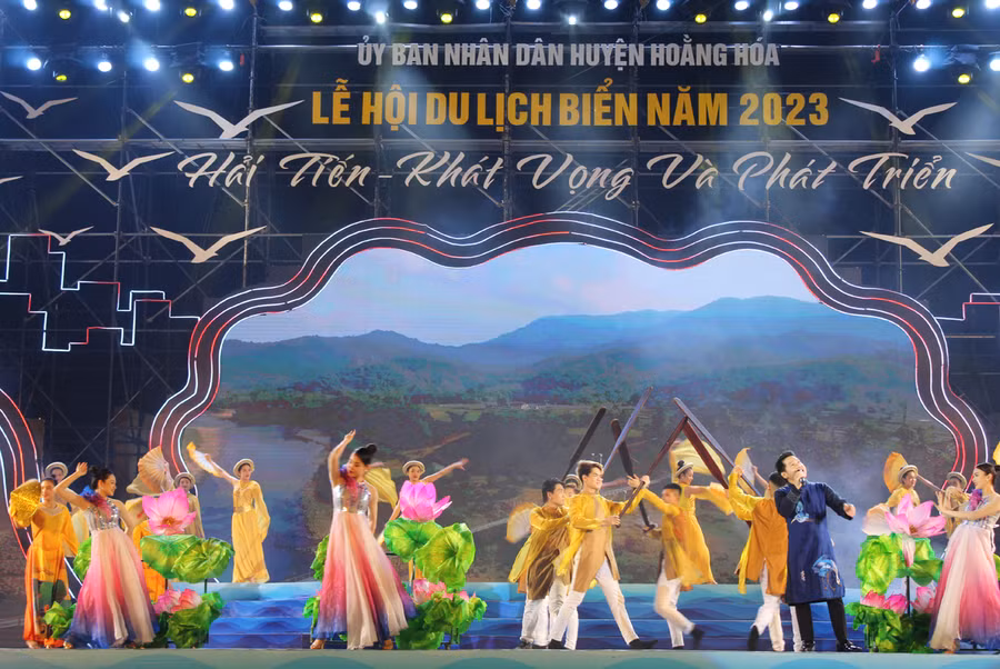 Chương trình nghệ thuật hội tụ nhiều ca sĩ nổi tiếng như Trọng Tấn, NSƯT Lương Huy, Minh Vương... Ảnh: LT.