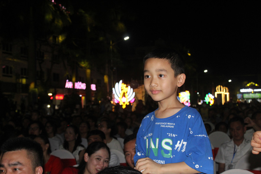 Một em nhỏ được gia đình đưa đi xem lễ hội nhân ngày nghỉ lễ. Ảnh: LT. Một em nhỏ được gia đình đưa đi xem lễ hội nhân ngày nghỉ lễ. Ảnh: LT.