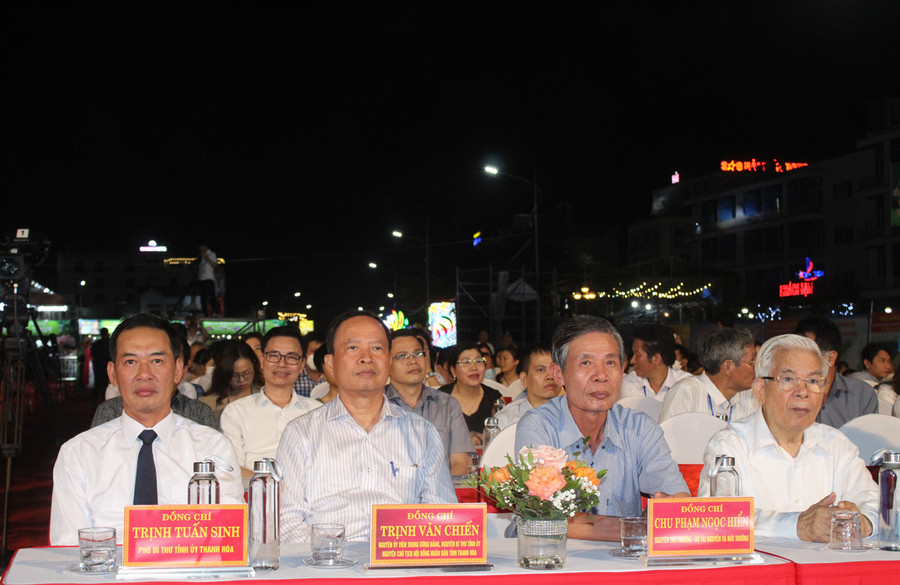 Chương trình có sự tham dự của ông Trịnh Tuấn Sinh - Phó Bí thư Tỉnh ủy Thanh Hóa (ngoài cùng bên trái). Ảnh: LT. Chương trình có sự tham dự của ông Trịnh Tuấn Sinh - Phó Bí thư Tỉnh ủy Thanh Hóa (ngoài cùng bên trái). Ảnh: LT.