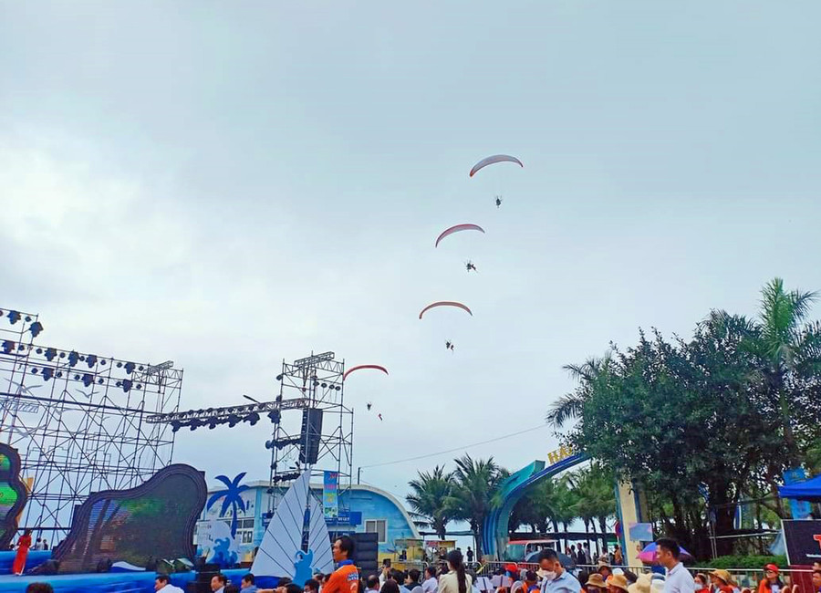 Sáng 28/4, tại sân khấu trung tâm quảng trường biển Hải Tiến đã diễn ra lễ khai mạc Festival dù lượn lần đầu tiên tổ chức tại biển Hải Tiến (Hoằng Hóa, Thanh Hóa). Đây là hoạt động trong khuôn khổ Lễ hội du lịch biển Hải Tiến năm 2023. Ảnh: LT. Sáng 28/4, tại sân khấu trung tâm quảng trường biển Hải Tiến đã diễn ra lễ khai mạc Festival dù lượn lần đầu tiên tổ chức tại biển Hải Tiến (Hoằng Hóa, Thanh Hóa). Đây là hoạt động trong khuôn khổ Lễ hội du lịch biển Hải Tiến năm 2023. Ảnh: LT.