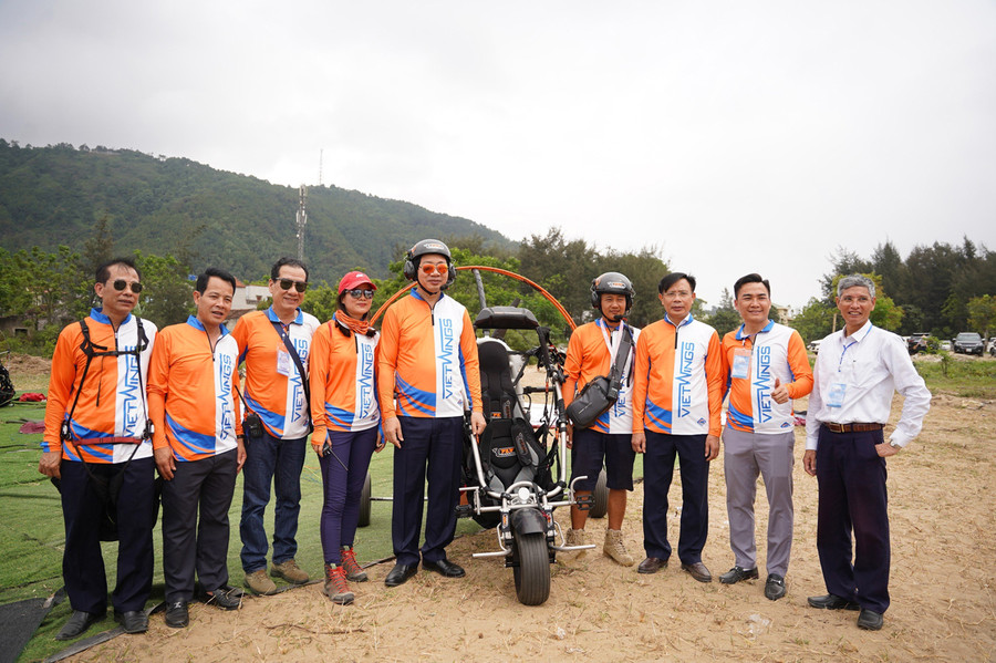 Festival dù lượn lần này quy tụ 60 vận động viên đến từ các CLB dù lượn trong nước tham gia tranh tài. Trong ảnh ông Lê Đức Giang - Phó Chủ tịch UBND tỉnh Thanh Hóa (thứ 5 từ trái qua) chụp ảnh cùng các vận động viên. Ảnh: LT. Festival dù lượn lần này quy tụ 60 vận động viên đến từ các CLB dù lượn trong nước tham gia tranh tài. Trong ảnh ông Lê Đức Giang - Phó Chủ tịch UBND tỉnh Thanh Hóa (thứ 5 từ trái qua) chụp ảnh cùng các vận động viên. Ảnh: LT.
