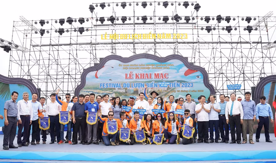 Festival dù lượn tổ chức lần đầu tại biển Hải Tiến góp phần quảng bá hình ảnh đẹp đến du khách trong và ngoài nước về một trong những điểm đến du lịch hấp dẫn bậc nhất xứ Thanh. Ảnh: LT.