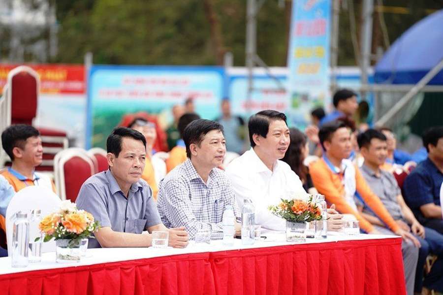 Tham dự lễ khai mạc Festival dù lượn sáng nay có ông Lê Đức Giang - Phó Chủ tịch UBND tỉnh Thanh Hóa (áo trắng), đại diện lãnh đạo UBND huyện Hoằng Hóa. Sự kiện cũng thu hút đông đảo du khách và người dân địa phương. Ảnh: LT. Tham dự lễ khai mạc Festival dù lượn sáng nay có ông Lê Đức Giang - Phó Chủ tịch UBND tỉnh Thanh Hóa (áo trắng), đại diện lãnh đạo UBND huyện Hoằng Hóa. Sự kiện cũng thu hút đông đảo du khách và người dân địa phương. Ảnh: LT.