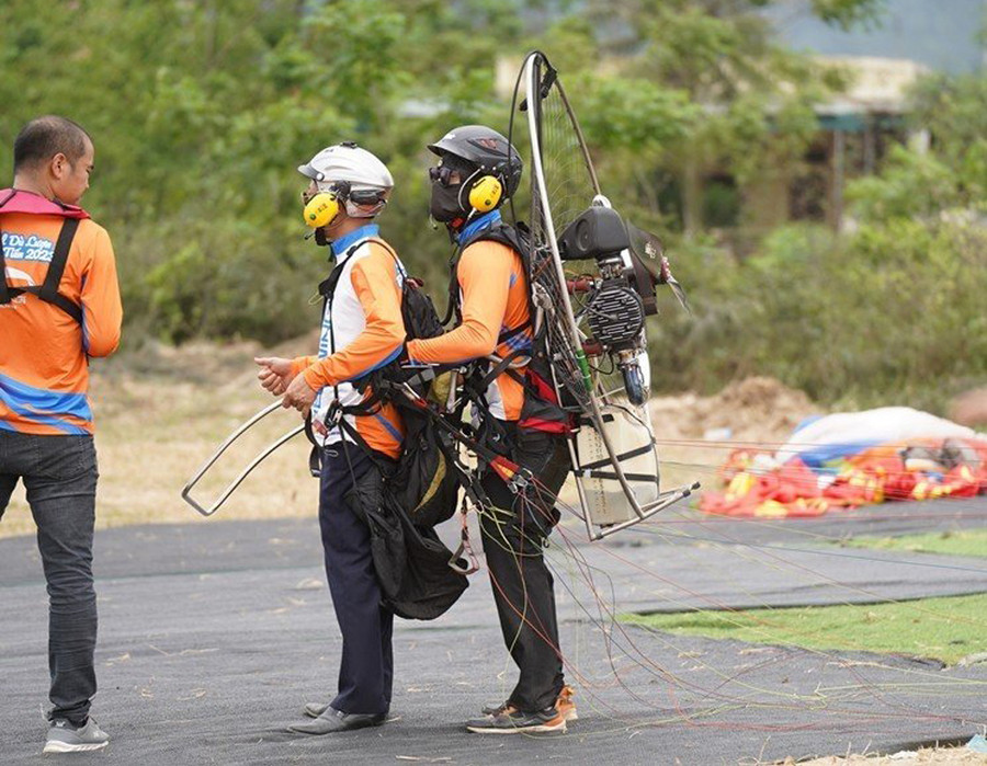 Sự kiện này diễn ra trong 2 ngày (28 và 29/4). Các vận động viên sẽ cất cánh tại núi Linh Trường thuộc địa phận xã Hoằng Trường. Đây là một trong những ngọn núi cao, hùng vĩ, non nước hữu tình, được giới đam mê dù lượn đánh giá là một trong những vị trí bay đẹp nhất miền Bắc. Ảnh: LT. Sự kiện này diễn ra trong 2 ngày (28 và 29/4). Các vận động viên sẽ cất cánh tại núi Linh Trường thuộc địa phận xã Hoằng Trường. Đây là một trong những ngọn núi cao, hùng vĩ, non nước hữu tình, được giới đam mê dù lượn đánh giá là một trong những vị trí bay đẹp nhất miền Bắc. Ảnh: LT.