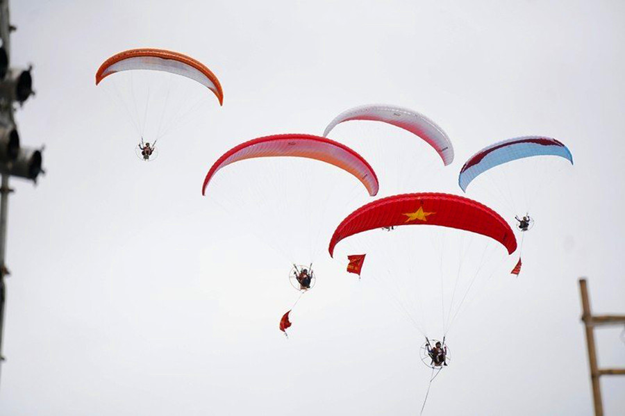 Festival dù lượn năm nay do Hiệp hội doanh nghiệp Hoằng Hóa phối hợp với Công ty cổ phần Du lịch Việt Á Hà Nội, CLB Dù lượn Vietwings Hà Nội tổ chức. Ảnh: LT. Festival dù lượn năm nay do Hiệp hội doanh nghiệp Hoằng Hóa phối hợp với Công ty cổ phần Du lịch Việt Á Hà Nội, CLB Dù lượn Vietwings Hà Nội tổ chức. Ảnh: LT.