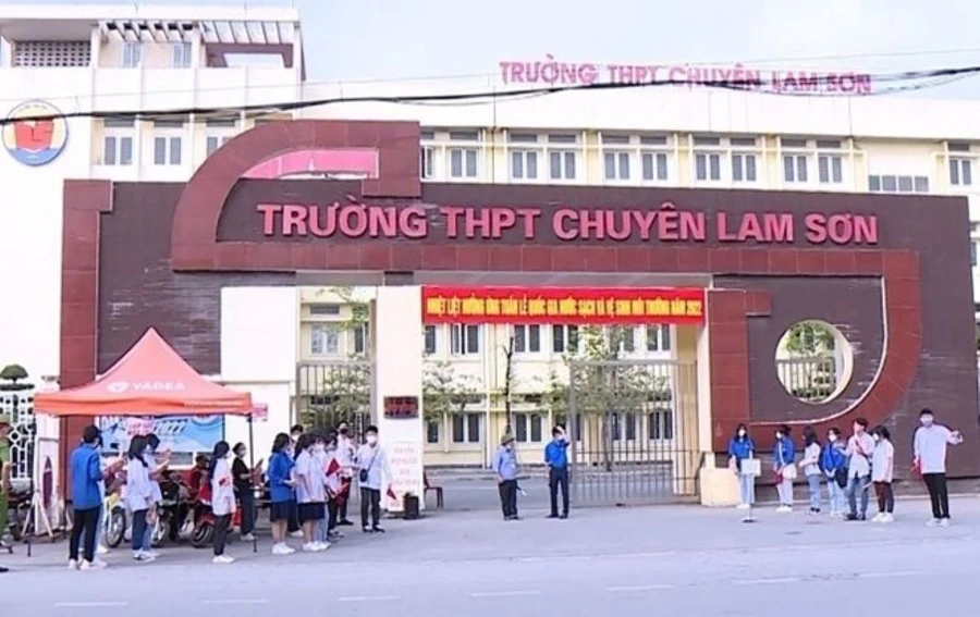 Trường THPT Chuyên Lam Sơn.