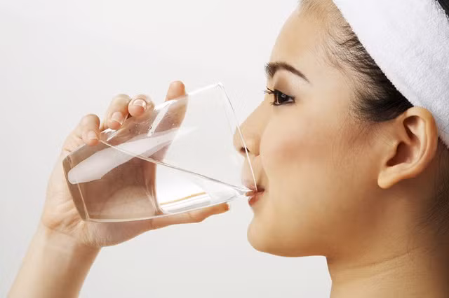 Hãy uống nhiều nước để cải thiện sức khỏe.
