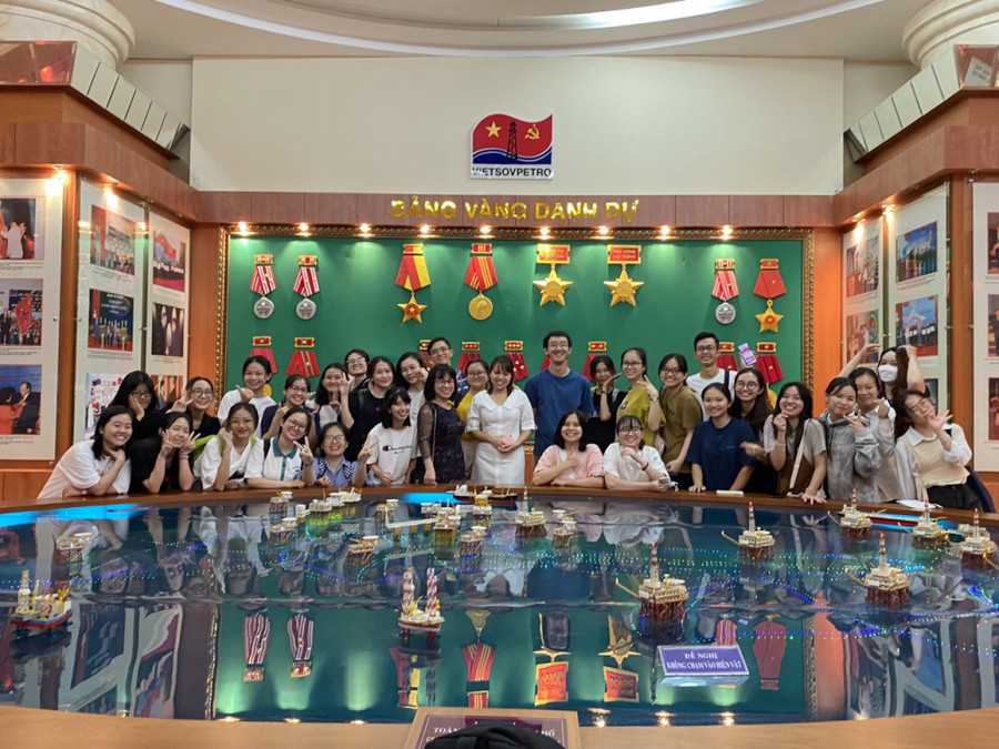 Sinh viên năm 3 khoa Ngữ Văn Nga tham gia kiến tập tại Trường THPT Vietsovpetro (Thành phố Vũng Tàu).