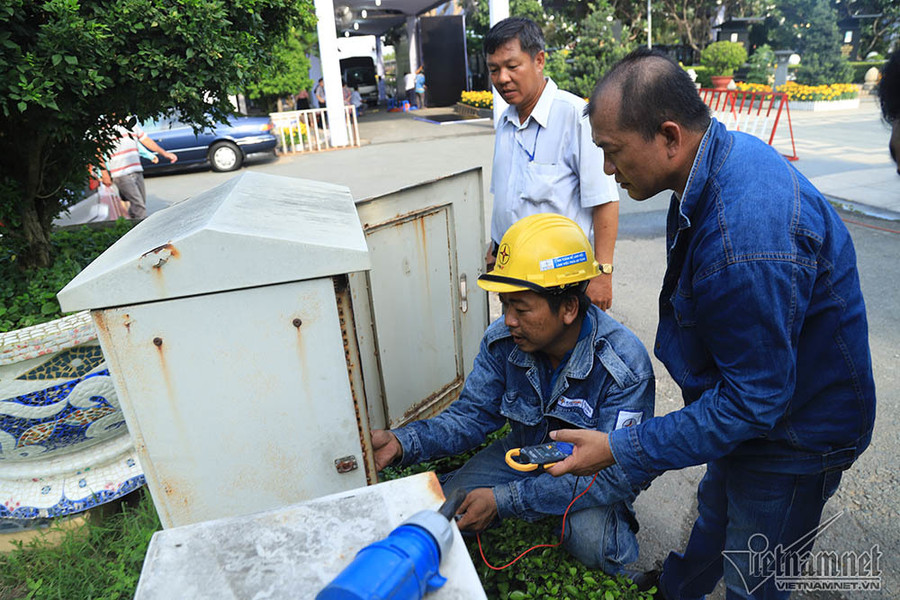 Thợ điện kiểm tra các bốt điện, hệ thống đèn Hình ảnh nơi an nghỉ của Đại tướng Lê Đức Anh
