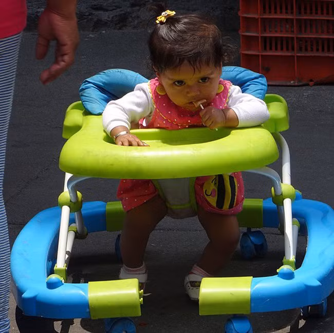 10 vật dụng thường ngày cha mẹ không mảy may để ý đến nhưng lại gây nguy hiểm khôn lường cho trẻ nhỏ, đáng chú ý có những thứ cần thiết cho cả trẻ sơ sinh - Ảnh 7.