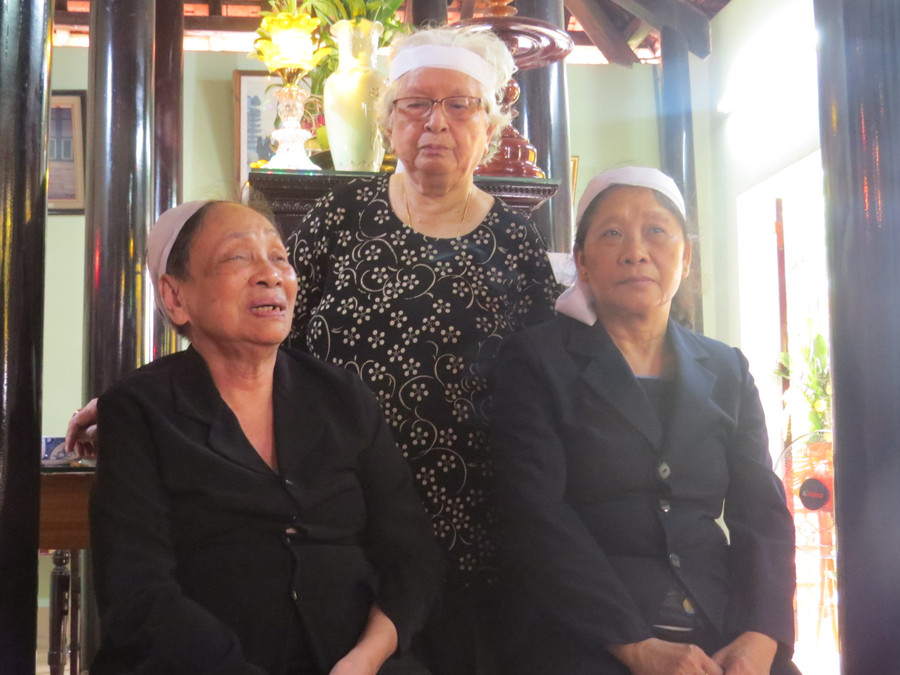 Bà Lê Thị Xoan (em gái duy nhất của Đại tướng Lê Đức Anh) tại nhà thờ Đại tướng Lê Đức Anh ở thôn Bàn Môn xã Lộc An. Bà Lê Thị Xoan (em gái duy nhất của Đại tướng Lê Đức Anh) tại nhà thờ Đại tướng Lê Đức Anh ở thôn Bàn Môn xã Lộc An.