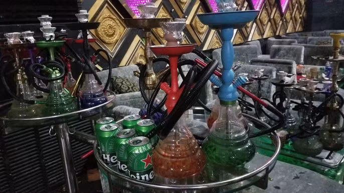 Nhiều dụng cụ hút shisha không rõ nguồn gốc. Nhiều dụng cụ hút shisha không rõ nguồn gốc.