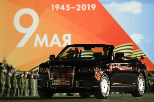 Chiếc xe Limousine Aurus Senat Cabrio phiên bản mui trần xuất hiện trong đêm tổng duyệt đầu tiên 29/4.