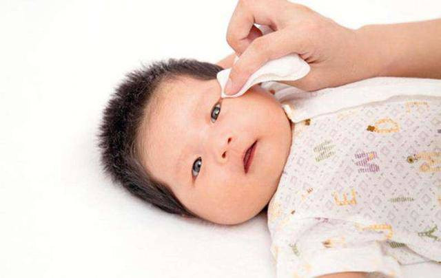 be 3 tuoi nho keo 502 vao mat, me cuu nguy trong 60 giay khien bac si cung ne phuc - 2