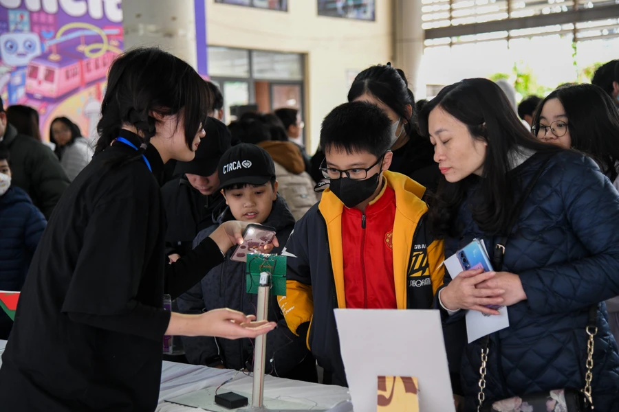 Các em học sinh và phụ huynh cùng tham gia triển lãm với nhiều thí nghiệm khoa học.