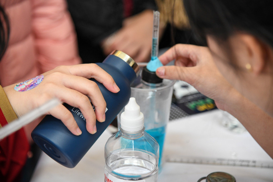 Nhiều thí nghiệm khoa học bổ ích được thực hiện tại triển lãm. Nhiều thí nghiệm khoa học bổ ích được thực hiện tại triển lãm.