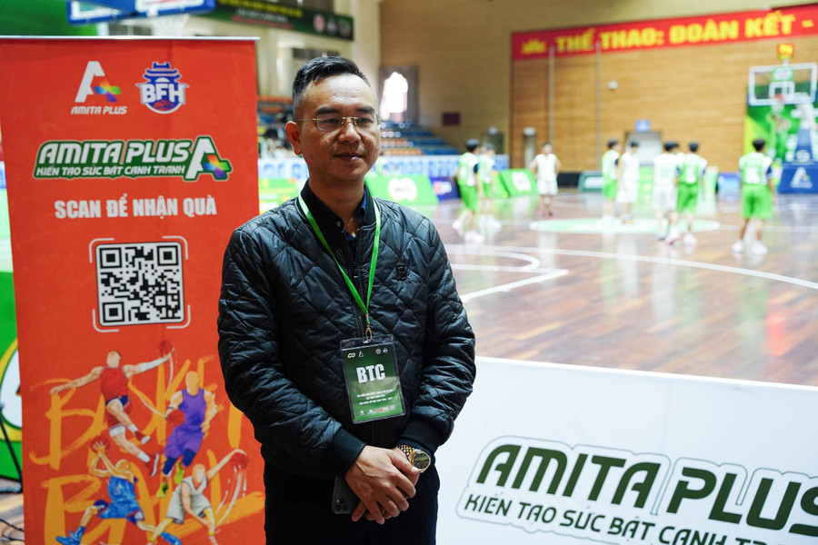 Ông Lưu Tuấn Anh - CEO Amita Plus nói về ý nghĩa của việc tập luyện bóng rổ thường xuyên. Ông Lưu Tuấn Anh - CEO Amita Plus nói về ý nghĩa của việc tập luyện bóng rổ thường xuyên.