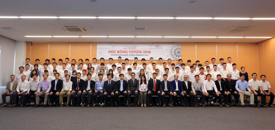 Sinh viên chụp ảnh lưu niệm với đại diện Bộ GD&DT và TMV