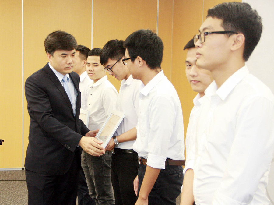 Ông Bùi Văn Linh - Phó Vụ trưởng phụ trách Vụ Giáo dục Chính trị và Công tác học sinh, sinh viên (Bộ GD&ĐT) trao trao học bổng cho các em sinh viên