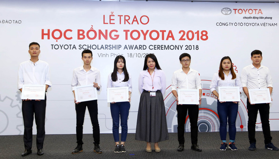 Bà Đỗ Thu Hoàng - Phó TGĐ TMV trao học bổng cho sinh viên