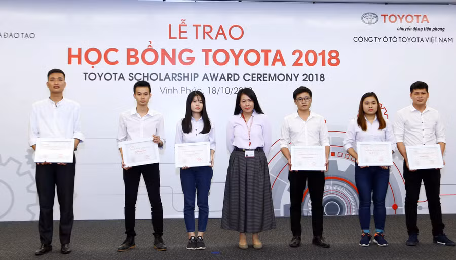 Bà Đỗ Thu Hoàng - Phó TGĐ TMV trao học bổng cho sinh viên