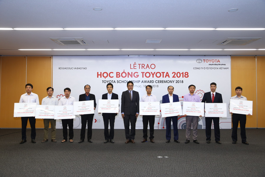 Ông Toru Kinoshita - Tổng giám đốc TMV trao tặng biển thiết bị cho đại diện 10 trường đại học