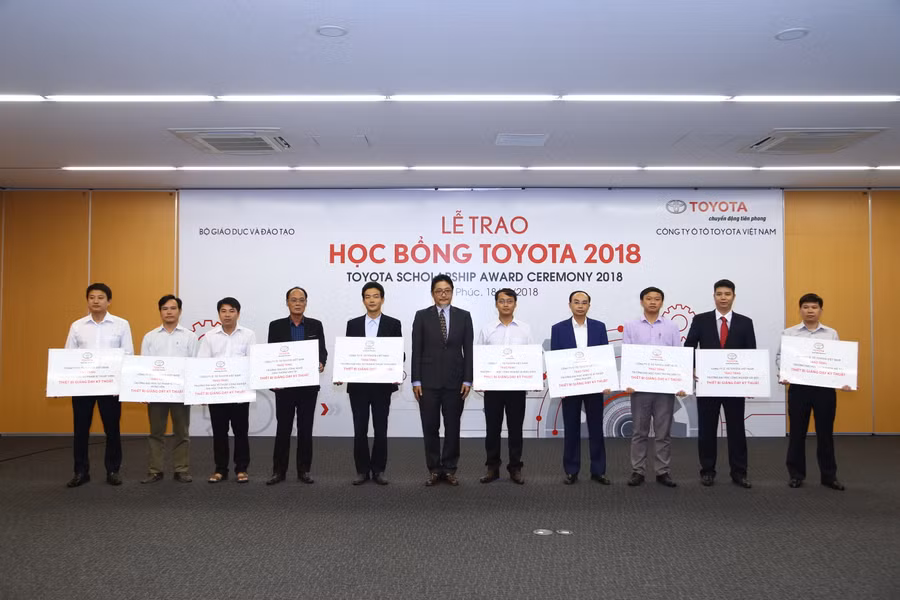 Ông Toru Kinoshita - Tổng giám đốc TMV trao tặng biển thiết bị cho đại diện 10 trường đại học