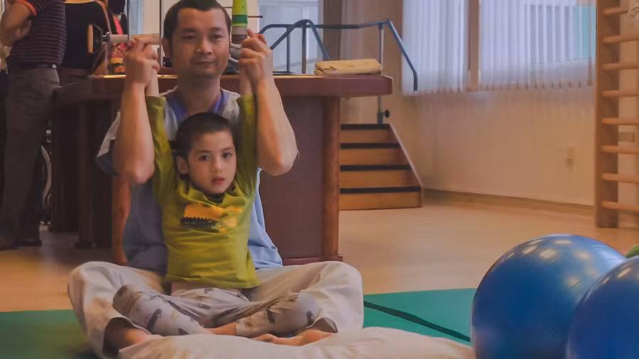 Bé Đức đang tập vật lý trị liệu sau khi ghép tế bào gốc thành công