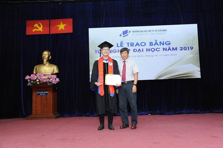 Th.S Nguyễn Thành Nhân - Phó hiệu trưởng Trường ĐH Mở TP.HCM trao bằng tốt nghiệp cho sinh viên.