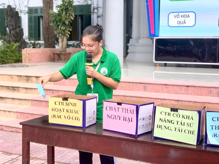 Học sinh tham gia chơi trò để học được cách phân loại rác ngay tại nguồn. Học sinh tham gia chơi trò để học được cách phân loại rác ngay tại nguồn.