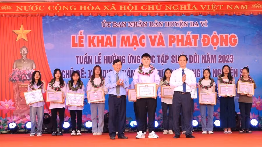 Lãnh đạo huyện Ba Vì tặng thưởng cho các em học sinh đạt thành tích cao tại kỳ thi tốt nghiệp THPT và đỗ Đại học của các trường THPT, Trung tâm GDNN-GDTX 