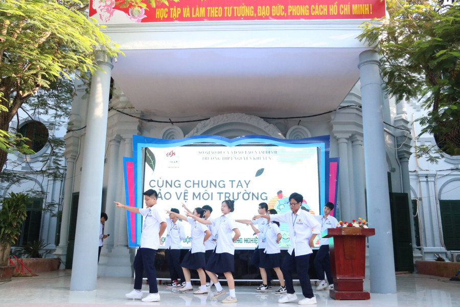 Hoạt động tuyên truyền dưới cờ cũng là một hình thức tuyên truyền về bảo vệ môi trường hiệu quả. Hoạt động tuyên truyền dưới cờ cũng là một hình thức tuyên truyền về bảo vệ môi trường hiệu quả.