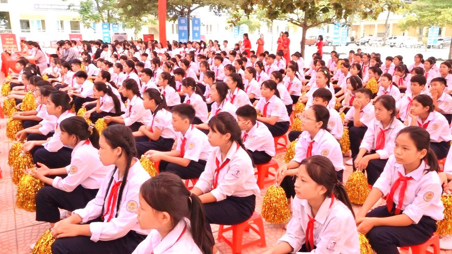 Đông đảo học sinh tham dự chương trình. Đông đảo học sinh tham dự chương trình.