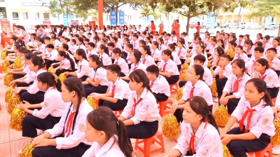 Đông đảo học sinh tham dự chương trình.