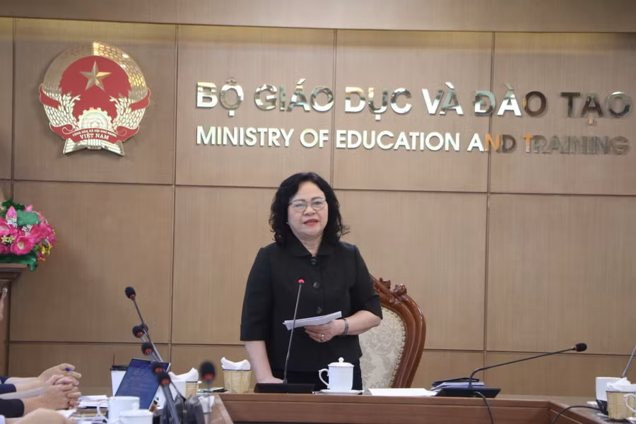 Thứ trưởng Bộ GD&ĐT Ngô Thị Minh phát biểu định hướng tại buổi tọa đàm. 