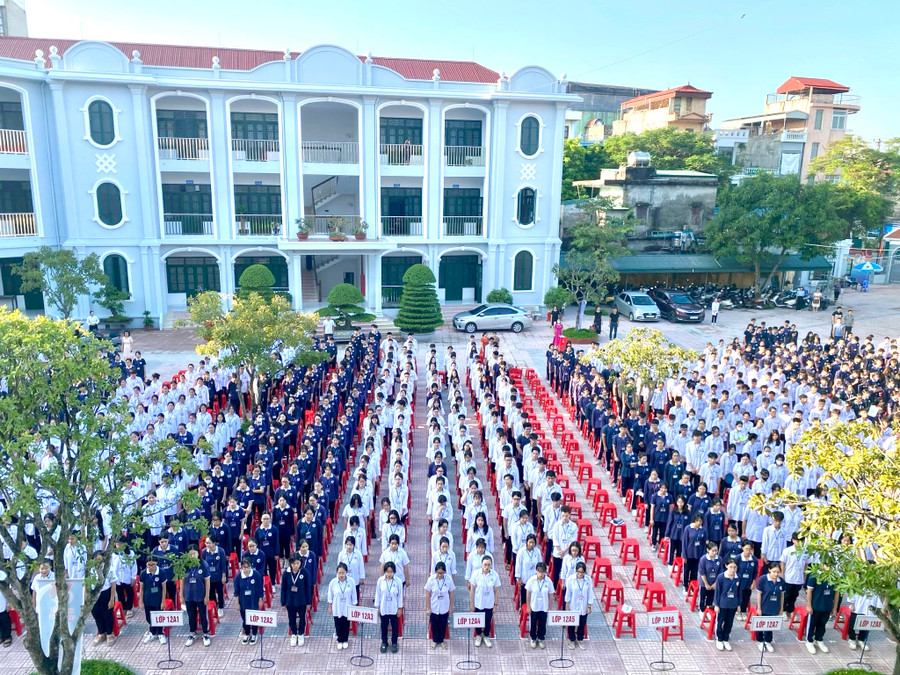 Năm học 2023-2024, Trường THPT Nguyễn Khuyến được đầu tư sửa chữa, nâng cấp cơ sở vật chất khang trang hơn. Năm học 2023-2024, Trường THPT Nguyễn Khuyến được đầu tư sửa chữa, nâng cấp cơ sở vật chất khang trang hơn.