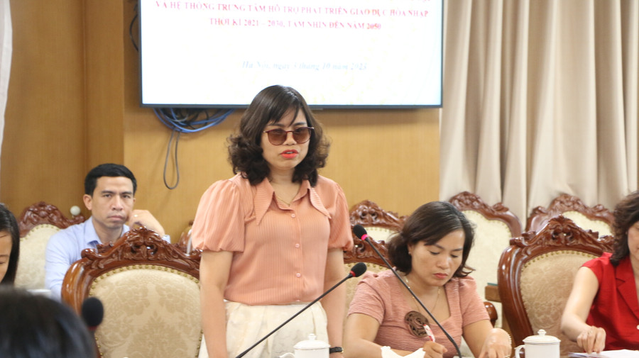Các đại biểu tham dự tọa đàm bày tỏ ý kiến của mình về quy hoạch hệ thống cơ sở giáo dục cho người khuyết tật. Các đại biểu tham dự tọa đàm bày tỏ ý kiến của mình về quy hoạch hệ thống cơ sở giáo dục cho người khuyết tật.
