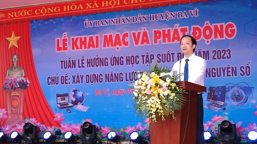 Ông Nguyễn Đức Anh - Phó Chủ tịch UBND huyện Ba Vì phát biểu tại buổi lễ. Ông Nguyễn Đức Anh - Phó Chủ tịch UBND huyện Ba Vì phát biểu tại buổi lễ.