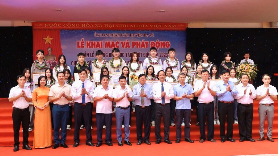 Lãnh đạo huyện Ba Vì khen thưởng cho các em học sinh xuất sắc. Lãnh đạo huyện Ba Vì khen thưởng cho các em học sinh xuất sắc.