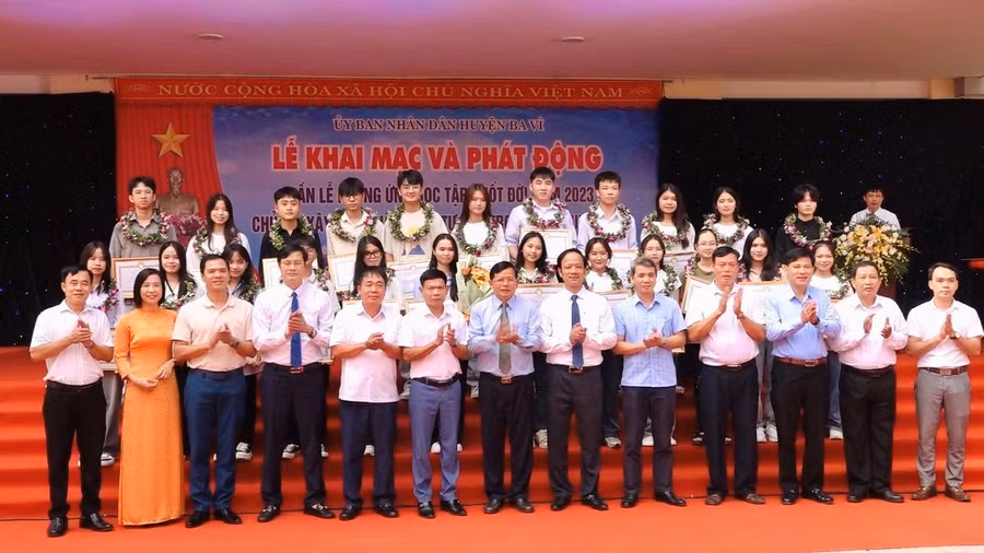 Lãnh đạo huyện Ba Vì khen thưởng cho các em học sinh xuất sắc.