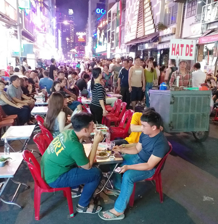 Lòng đường phố Bùi Viện bị chiếm gần hết để kinh doanh Lòng đường phố Bùi Viện bị chiếm gần hết để kinh doanh