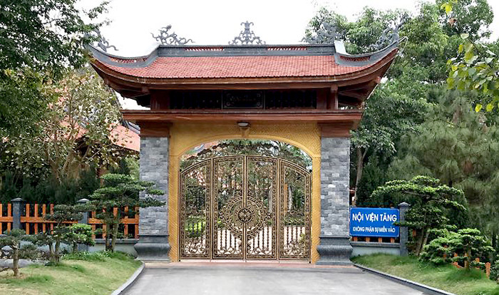 Khu nội viện tăng luôn đóng cổng, bên ngoài treo biển không phận sự miễn vào. Ảnh:Minh Cương Khu nội viện tăng luôn đóng cổng, bên ngoài treo biển không phận sự miễn vào. Ảnh: Minh Cương