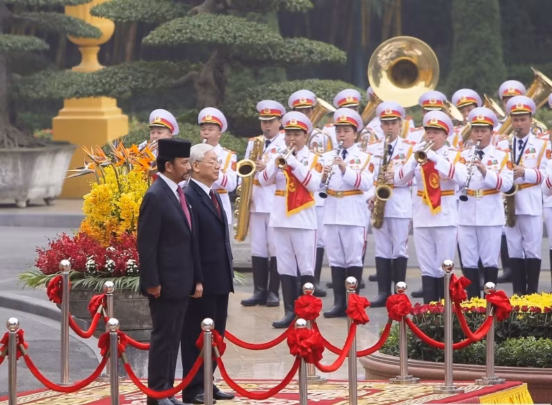 Lễ đón chính thức Quốc vương Brunei được tổ chức trọng thể tại Phủ Chủ tịch theo nghi thức cao nhất dành cho Nguyên thủ quốc gia. Ảnh: M.H