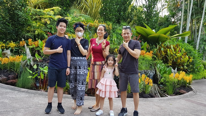 Đạo diễn Đỗ Đức Thành: "Sợ nhất chưa chữa khỏi bệnh cho con đã hết tiền" ảnh 3 Cha con đạo diễn Đỗ Đức Thành bên gia đình.